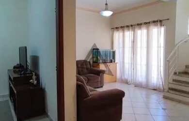 Imagem: A casa possui 3 Dormitórios, 3 Banheiros, 4 Vagas na garagem