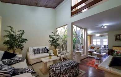 Imagem: A casa possui 4 Dormitórios, 4 Banheiros, 4 Vagas na garagem