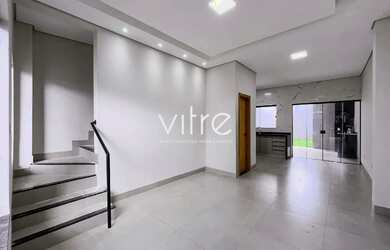 Imagem: A casa possui 3 Dormitórios, 4 Banheiros, 2 Vagas na garagem