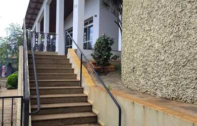 Imagem: A casa possui 4 Dormitórios, 2 Banheiros, 4 Vagas na garagem