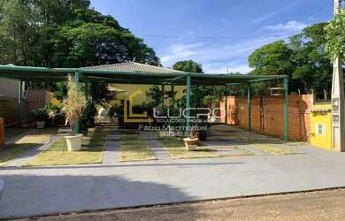 Imagem: A casa possui 4 Dormitórios, 2 Banheiros, 3 Vagas na garagem