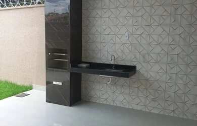 Imagem: A casa possui 2 Dormitórios, 2 Banheiros, 2 Vagas na garagem