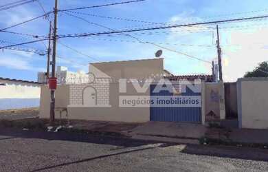 Imagem: A casa possui 3 Dormitórios, 1 Banheiro, 2 Vagas na garagem