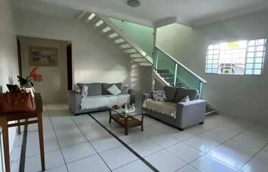 Imagem: A casa possui 5 Dormitórios, 5 Banheiros, 5 Vagas na garagem