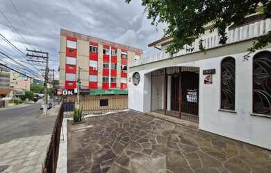 Imagem: A casa possui 4 Dormitórios, 2 Banheiros, 3 Vagas na garagem