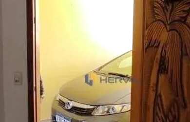 Imagem: A casa possui 2 Dormitórios, 1 Banheiro, 2 Vagas na garagem