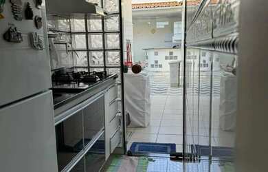 Imagem: A casa em condomínio possui 3 Dormitórios, 2 Banheiros, 1