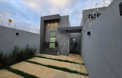 Imagem: A casa possui 3 Dormitórios, 1 Banheiro, 2 Vagas na garagem