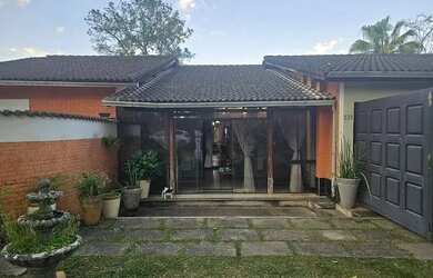 Imagem: A casa possui 3 Dormitórios, 3 Banheiros, 2 Vagas na garagem