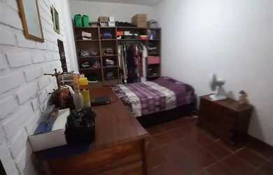 Imagem: A casa possui 3 Dormitórios, 1 Banheiro, 3 Vagas na garagem