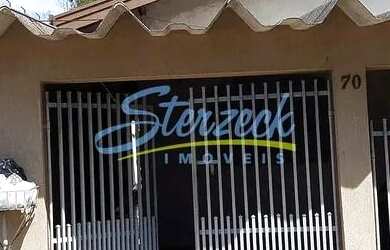 Imagem: A casa possui 3 Dormitórios, 1 Banheiro, 1 Vaga na garagem