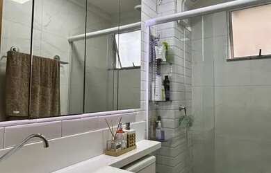 Imagem: O apartamento possui 2 Dormitórios, 1 Banheiro, 1 Vaga na garagem