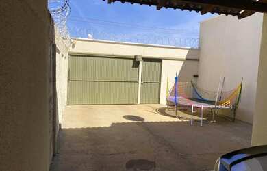 Imagem: A casa possui 3 Dormitórios, 2 Banheiros e está localizado