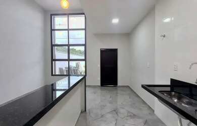 Imagem: A casa possui 2 Dormitórios, 1 Banheiro, 2 Vagas na garagem