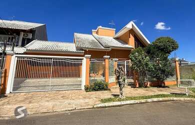 Imagem: A casa possui 5 Dormitórios, 5 Banheiros, 5 Vagas na garagem