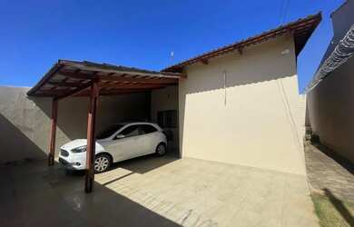 Imagem: A casa possui 2 Dormitórios, 2 Banheiros, 3 Vagas na garagem