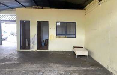 Imagem: O depósito possui 2 Vagas na garagem, 80m² de Área e está