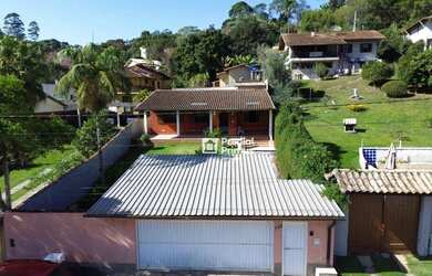 Imagem: A casa possui 3 Dormitórios, 2 Banheiros, 2 Vagas na garagem