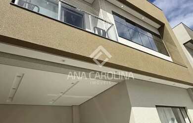 Imagem: A casa possui 3 Dormitórios, 1 Banheiro, 2 Vagas na garagem