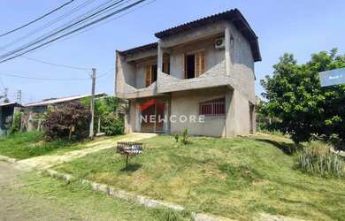 Imagem: A casa possui 3 Dormitórios, 2 Banheiros, 2 Vagas na garagem