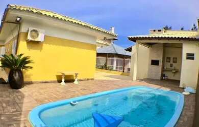 Imagem: A casa possui 3 Dormitórios, 3 Banheiros, 2 Vagas na garagem