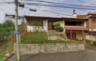 Imagem: A casa possui 4 Dormitórios, 2 Banheiros, 2 Vagas na garagem