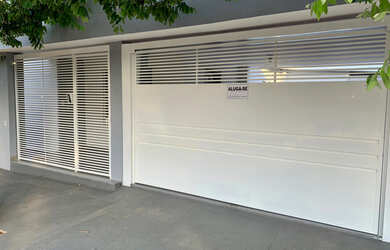 Imagem: A casa possui 3 Dormitórios, 2 Banheiros, 2 Vagas na garagem