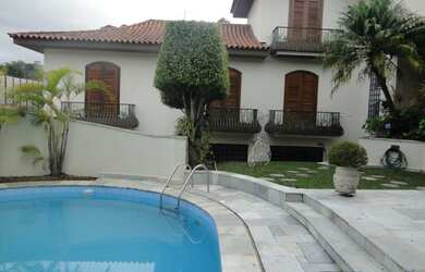 Imagem: A casa possui 4 Dormitórios, 5 Banheiros, 5 Vagas na garagem