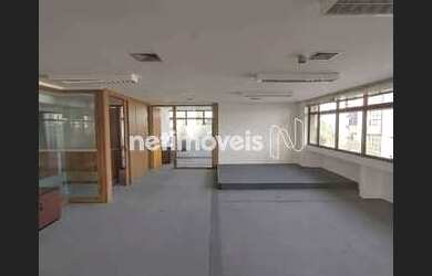 Imagem: O depósito possui 2 Vagas na garagem e 130m² de Área e está