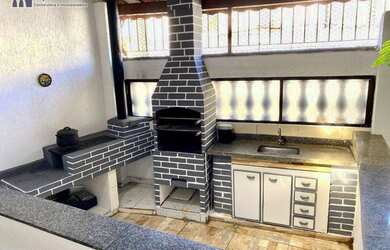 Imagem: A casa possui 3 Dormitórios, 2 Banheiros, 2 Vagas na garagem