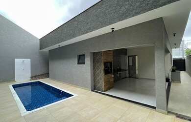 Imagem: A casa possui 3 Dormitórios, 2 Banheiros, 2 Vagas na garagem