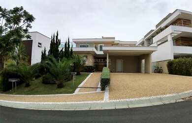 Imagem: A casa em condomínio possui 4 Dormitórios, 5 Banheiros, 4