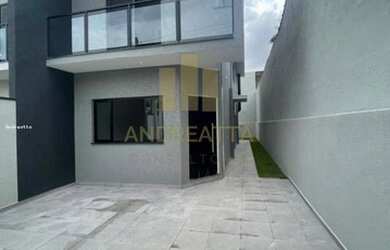 Imagem: A casa possui 3 Dormitórios, 3 Banheiros, 2 Vagas na garagem