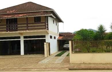 Imagem: A casa possui 3 Dormitórios, 4 Banheiros, 1 Vaga na garagem