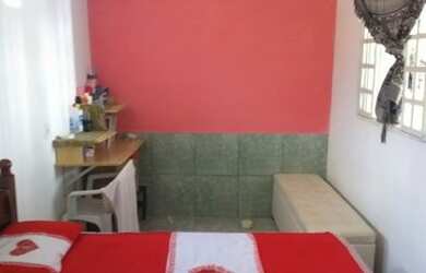 Imagem: A casa possui 2 Dormitórios, 1 Banheiro, 2 Vagas na garagem