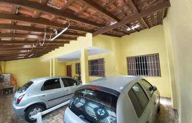 Imagem: A casa possui 3 Dormitórios, 3 Banheiros, 4 Vagas na garagem