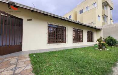 Imagem: A casa possui 3 Dormitórios, 3 Banheiros, 2 Vagas na garagem