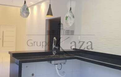 Imagem: A casa em condomínio possui 3 Dormitórios, 2 Banheiros, 4