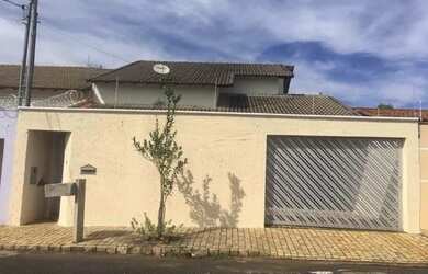 Imagem: A casa possui 3 Dormitórios, 1 Banheiro, 2 Vagas na garagem