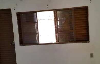 Imagem: A casa possui 1 Dormitório, 1 Banheiro, 1 Vaga na garagem