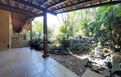 Imagem: A casa possui 5 Dormitórios, 4 Banheiros, 4 Vagas na garagem