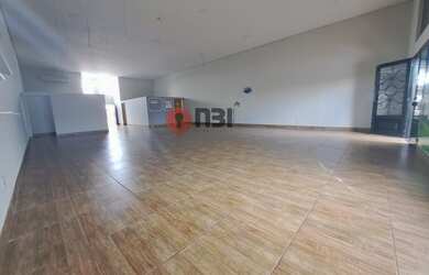 Imagem: O depósito possui 3 Vagas na garagem, 360m² de Área e Imóvel