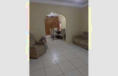 Imagem: A casa possui 3 Dormitórios, 2 Banheiros, 1 Vaga na garagem