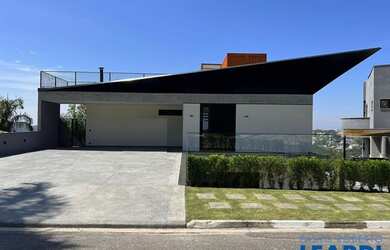 Imagem: A casa em condomínio possui 4 Dormitórios, 5 Banheiros, 4