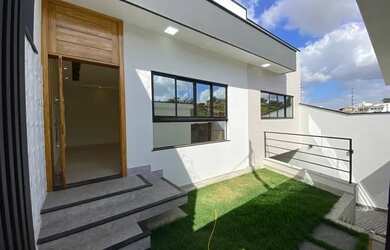 Imagem: A casa possui 3 Dormitórios, 2 Banheiros, 5 Vagas na garagem