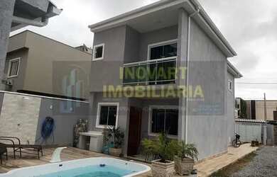 Imagem: A casa possui 3 Dormitórios, 3 Banheiros, 2 Vagas na garagem