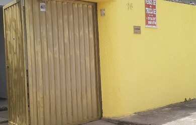 Imagem: A casa possui 2 Dormitórios, 3 Banheiros, 1 Vaga na garagem