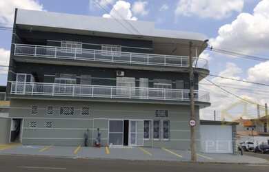 Imagem: O depósito possui 5 Vagas na garagem e 400m² de Área e está