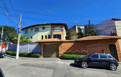 Imagem: A casa possui 4 Dormitórios, 5 Banheiros, 5 Vagas na garagem