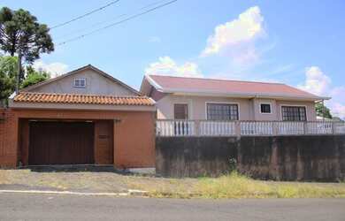 Imagem: A casa possui 3 Dormitórios, 1 Banheiro, 1 Vaga na garagem